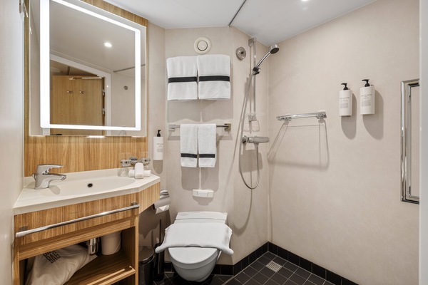 HX Hurtigruten Expeditions, MS Spitsbergen, Polar Inside K, Credit - Espen Mills 1.jpg